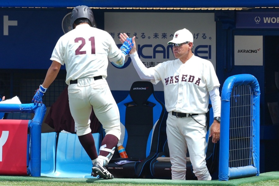 慶大戦で指揮を執った早大・小宮山悟監督【写真：小林靖】