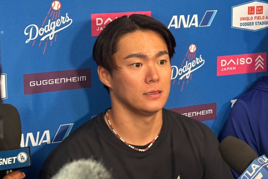 試合後、取材に応じるドジャース・山本由伸【写真:鉾久真大】