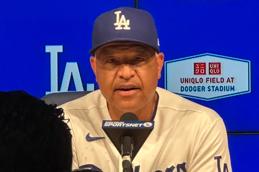 試合後、取材に応じるドジャースのデーブ・ロバーツ監督【写真：鉾久真大】