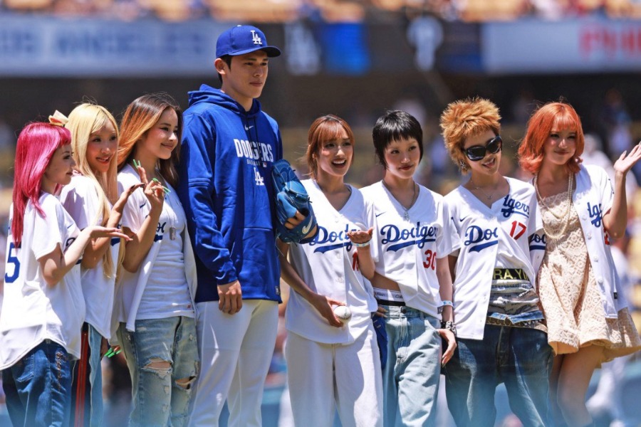 ドジャースタジアムで始球式を行った「XG」のメンバーとドジャース・佐々木朗希【写真提供：MLB公式X】