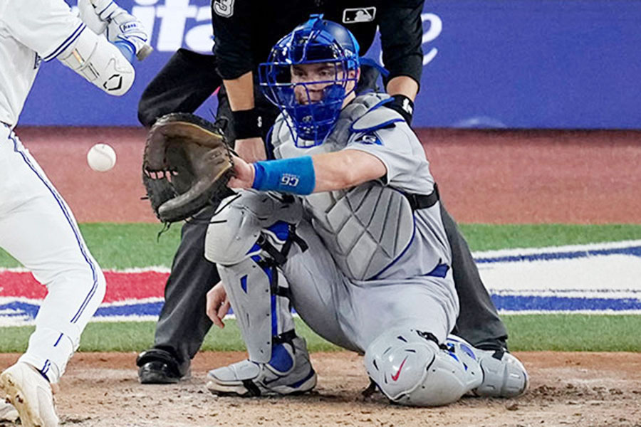 ドジャースのウィル・スミスは片膝をつけて捕球する【写真：アフロ】