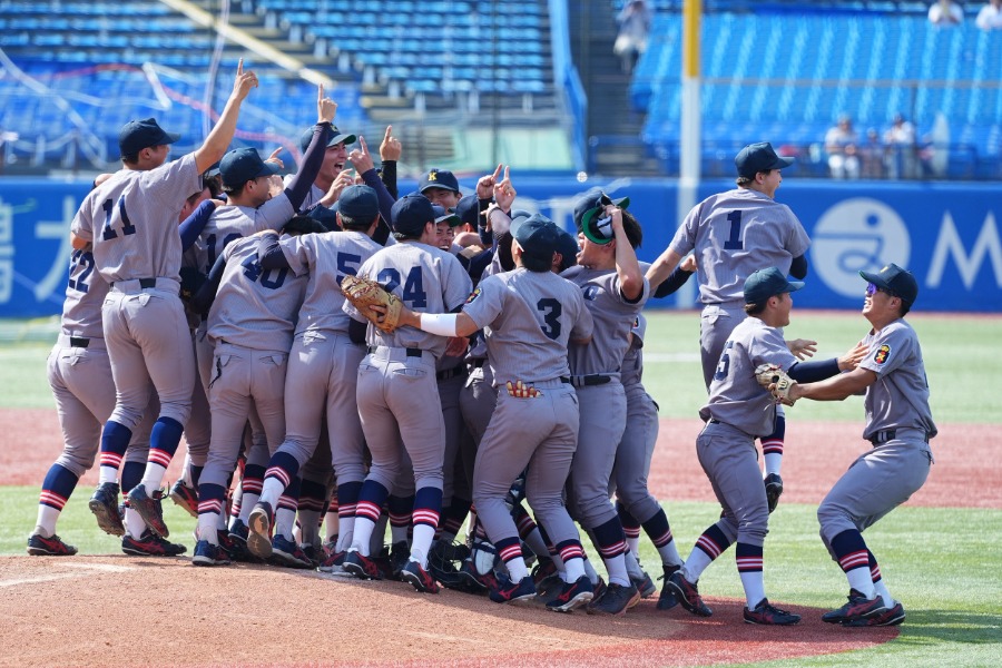 東京六大学野球春季リーグで優勝した慶大ナイン【写真：小林靖】