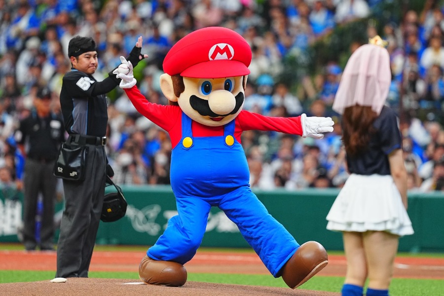 試合前の始球式に登場した「スーパーマリオブラザーズ」のマリオ【写真:荒川祐史】