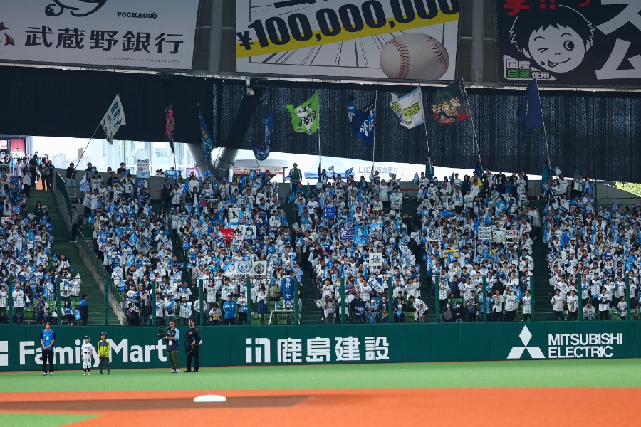 西武ファンで埋め尽くすスタンド【写真:加治屋友輝】
