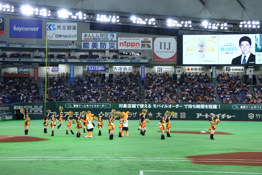 嵐の楽曲メドレーが流れる東京ドーム【写真:加治屋友輝】