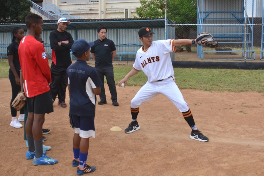 子どもたちに指導する元巨人・東野峻氏【写真：球団提供】