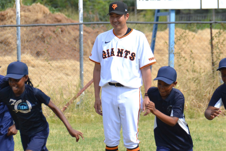 指導を行う元巨人・東野峻氏【写真：球団提供】