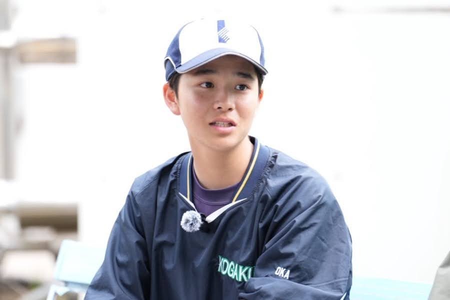 インタビューに応じる工学院大付マネジャーの岡康二朗さん【写真：岡部直樹】