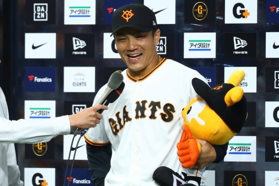 移籍後初勝利の則本昂大はお立ち台で笑顔【写真：加治屋友輝】