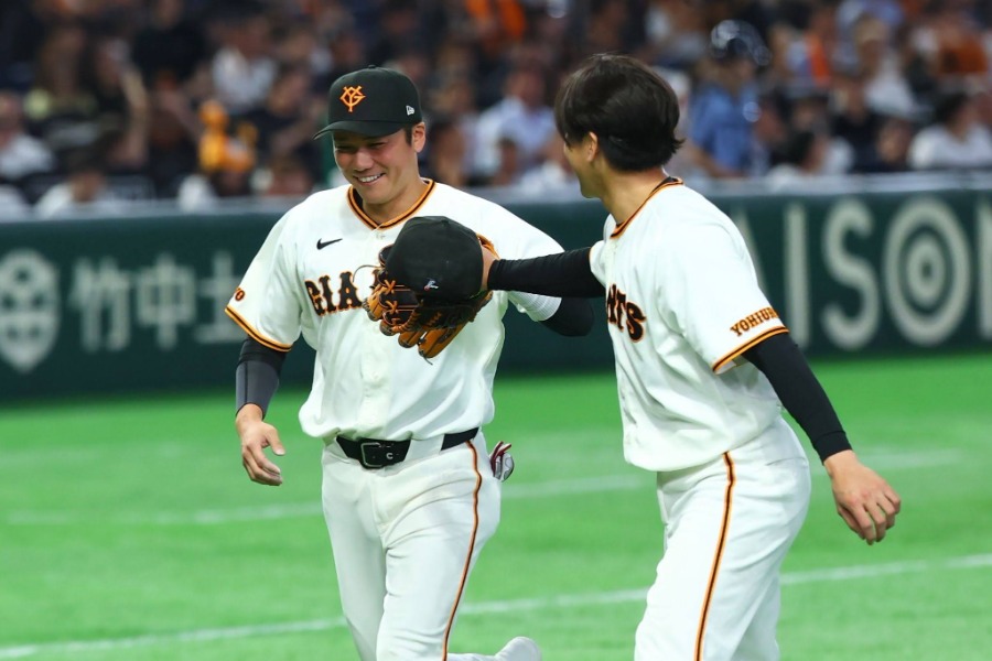 坂本勇人（左）は守備でも貢献【写真：加治屋友輝】