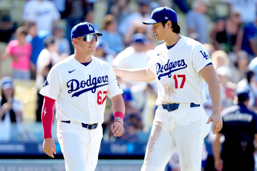 大谷翔平（右）に祝福されるウォード【写真：黒澤崇】