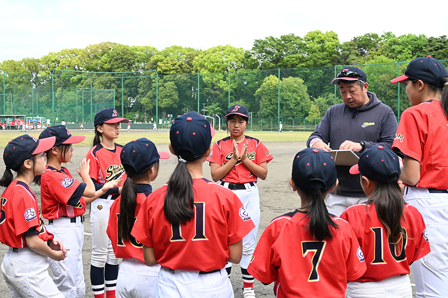 「やるべきこと」を何より徹底させる原田真吾監督（右）【写真：吉田三鈴】