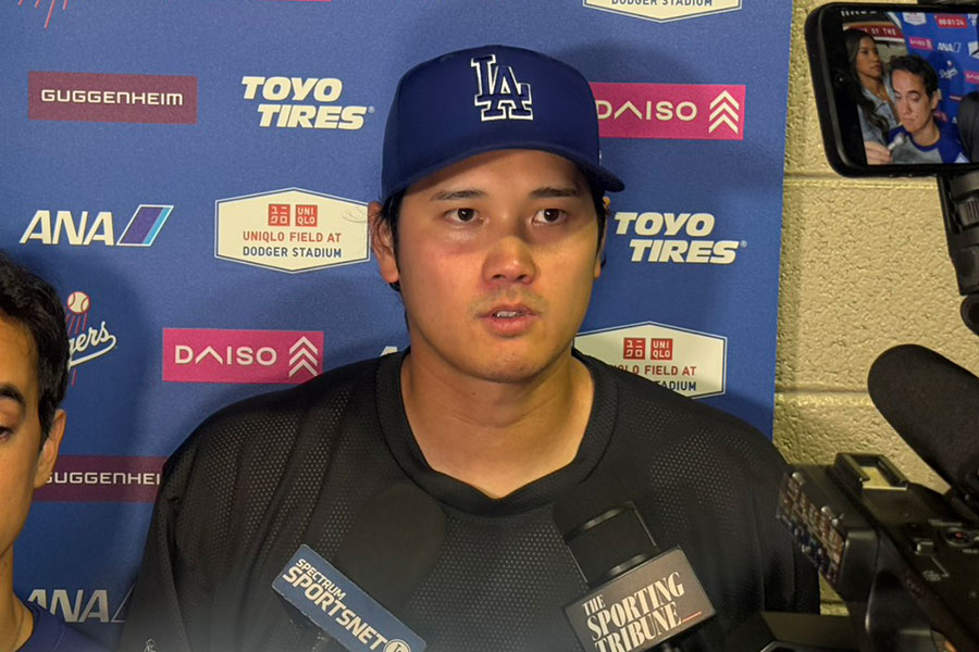 試合後の取材に応じたドジャース・大谷翔平【写真：上野明洸】