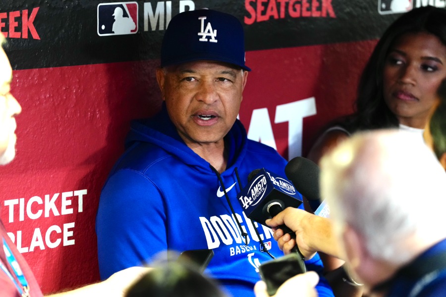試合前、取材に応じるドジャースのデーブ・ロバーツ監督【写真：黒澤崇】