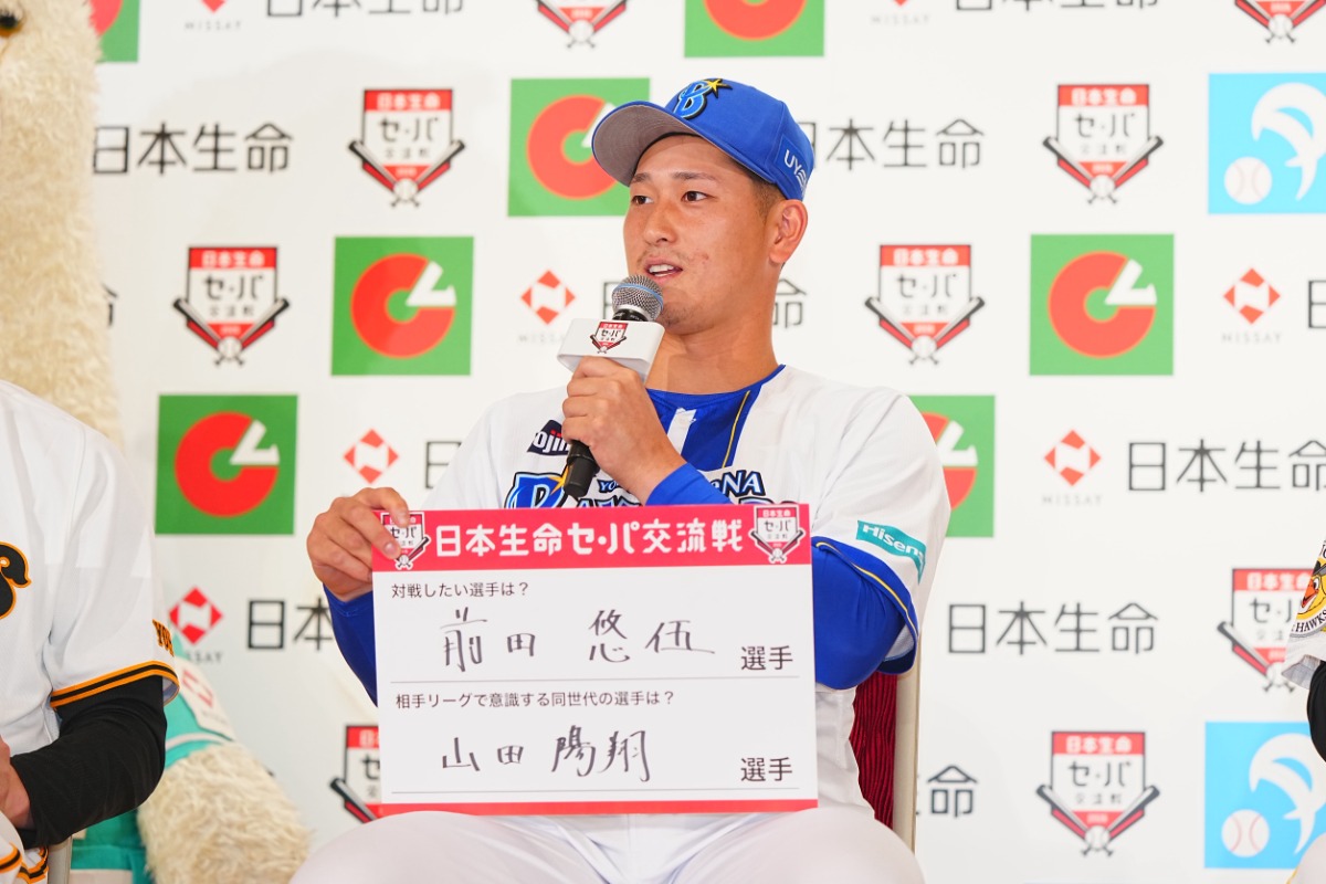 「日本生命セ・パ交流戦」開幕記者会見に出席した松尾汐恩【写真：荒川祐史】