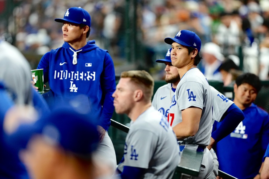 ベンチから戦況を見つめるドジャース・大谷翔平【写真：黒澤崇】