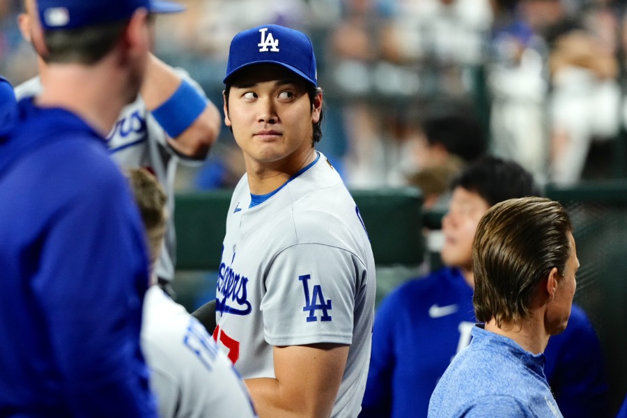 ベンチで試合を見守るドジャース・大谷翔平【写真：黒澤崇】