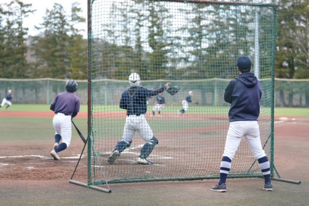 練習に取り組む工学院大付野球部ナイン【写真：岡部直樹】