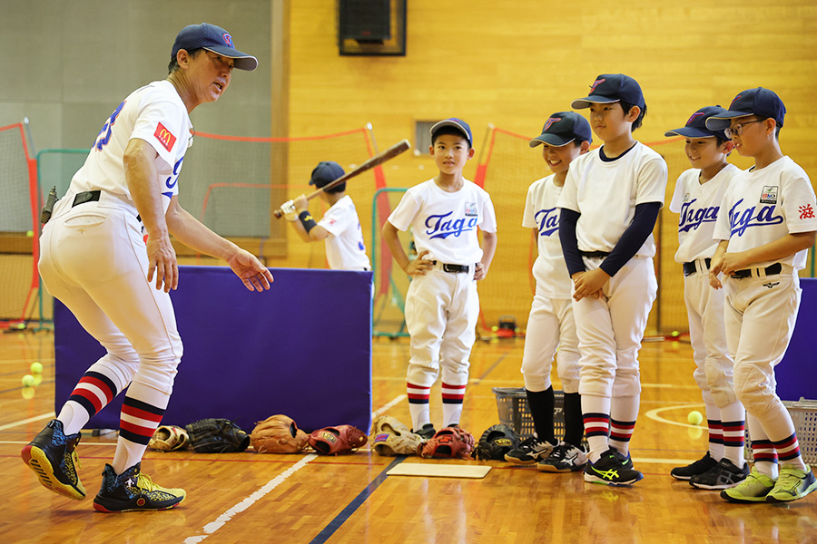 多賀少年野球クラブの辻正人監督(左)【写真:早浪章宏】