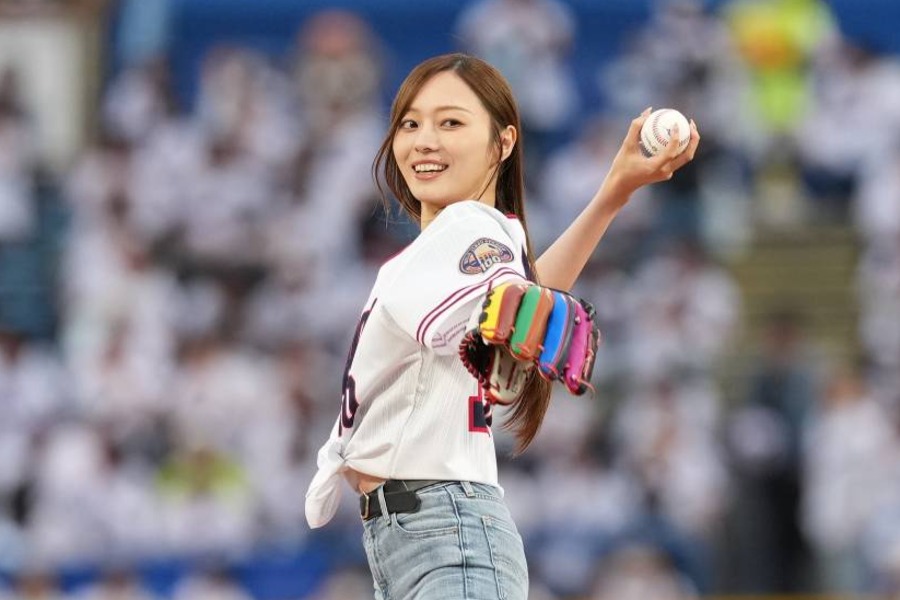 始球式を行った乃木坂46・元メンバーの梅澤美波さん【写真：井上学】