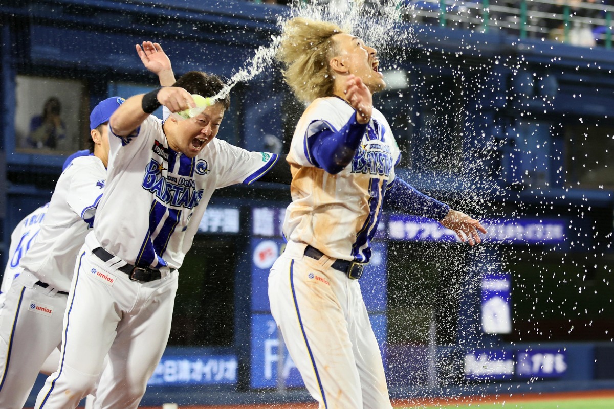 
サヨナラ勝ちで牧秀悟に水をかけられる三森大貴（右）【写真提供：産経新聞社】