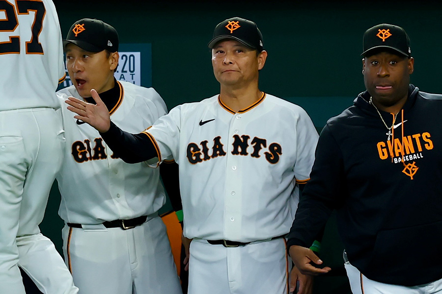 ロッテ戦の指揮を執った巨人・橋上秀樹監督代行【写真：加治屋友輝】