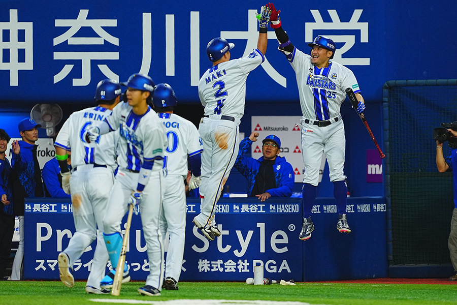 得点し盛り上がるDeNAナイン【写真：荒川祐史】