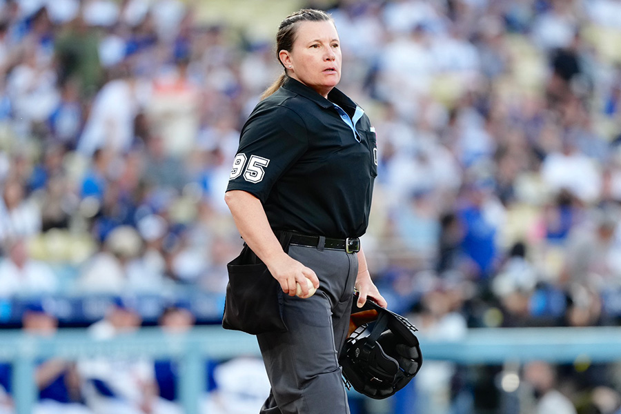 ドジャース戦で球審を務めるジェン・パウォルさん【写真：黒澤崇】