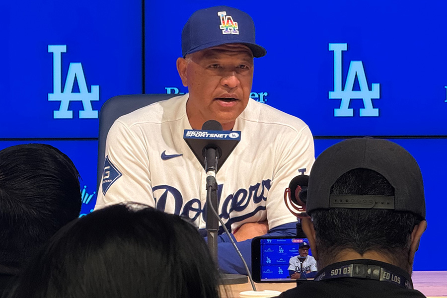 試合後、会見に臨んだドジャースのデーブ・ロバーツ監督【写真：上野明洸】