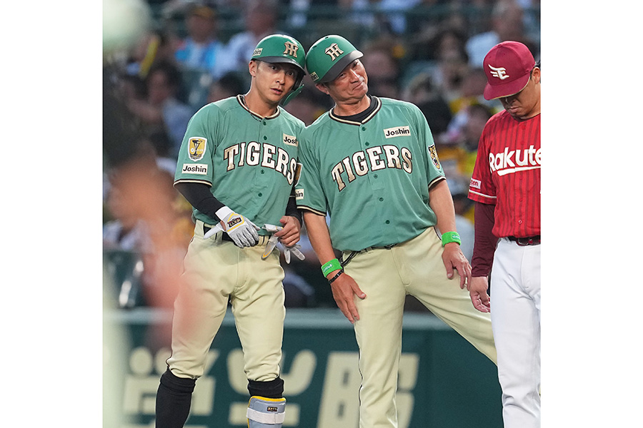 楽天戦に出場した阪神・熊谷敬宥（左）【写真提供：産経新聞社】