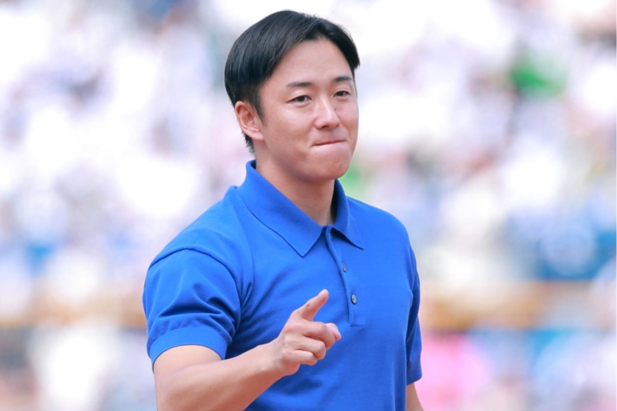 始球式に登場した斎藤佑樹氏【写真提供：産経新聞社】