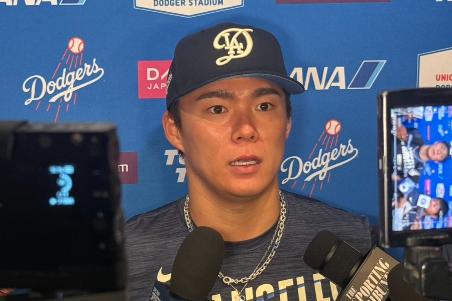 試合後、取材に応じるドジャース・山本由伸【写真：上野明洸】