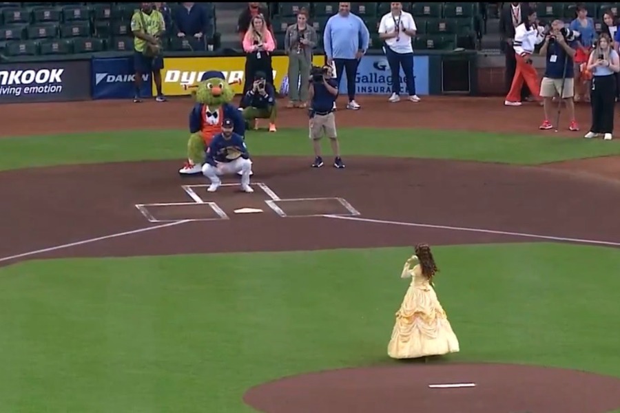 始球式を行ったディズニープリンセスのベル（画像はMLB公式Xからスクリーンショット）