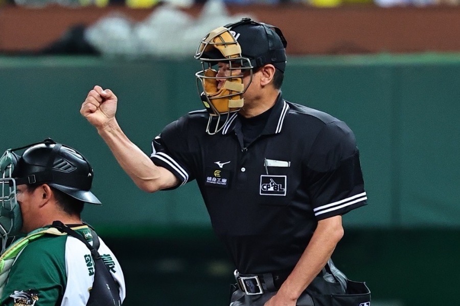 台湾プロ野球で審判員を務める木内九二生さん【写真:本人提供】