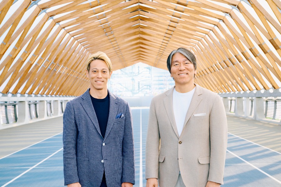 「ヒトのチカラ アンバサダー」を務める本田圭佑氏(左)と松井秀喜氏の対談が実現【写真提供:ヒトトヒトホールディングス】