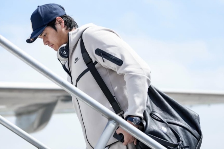 飛行機へ乗り込むドジャース・大谷翔平【写真提供：ドジャース】