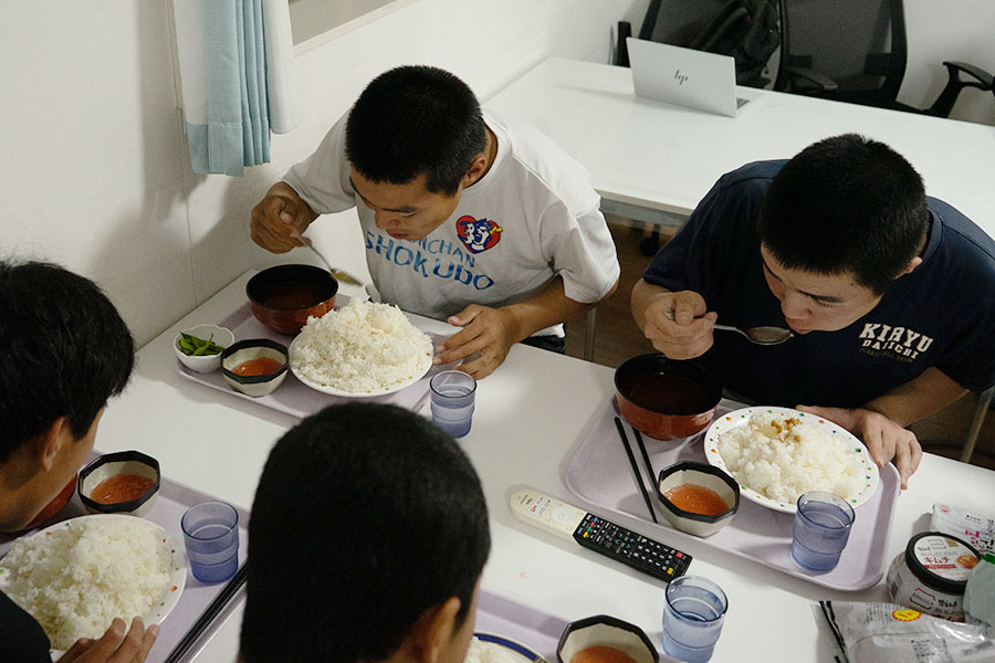 練習後に寮で食事を摂る桐生第一ナイン【写真：磯田健太郎】