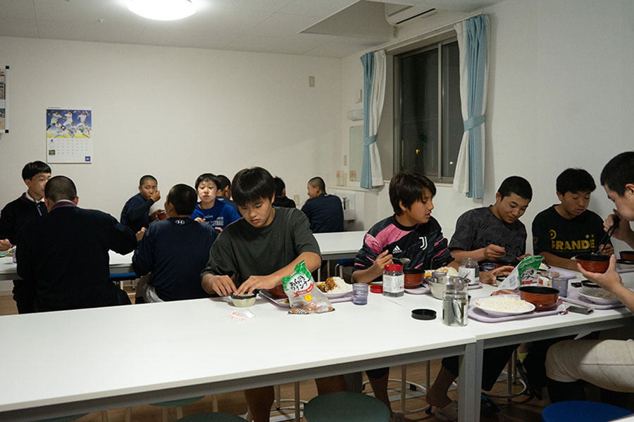 サッカー部、バスケットボール部と一緒に食事を摂る【写真：磯田健太郎】