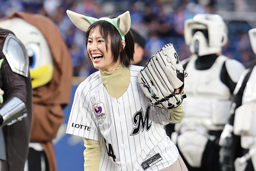セレモニアルピッチを行った恒松祐里さん【写真:球団提供】