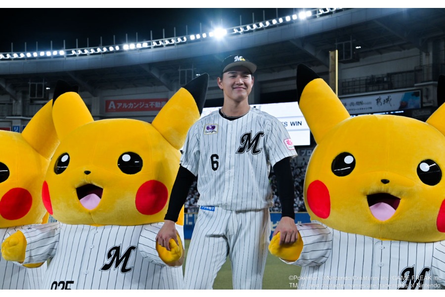 ピカチュウと手をつなぐロッテ・西川史礁【写真:球団提供】