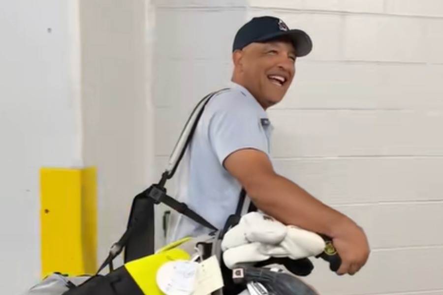 球場入りしたデーブ・ロバーツ監督(投稿をスクリーンショット)【提供:ドジャース】