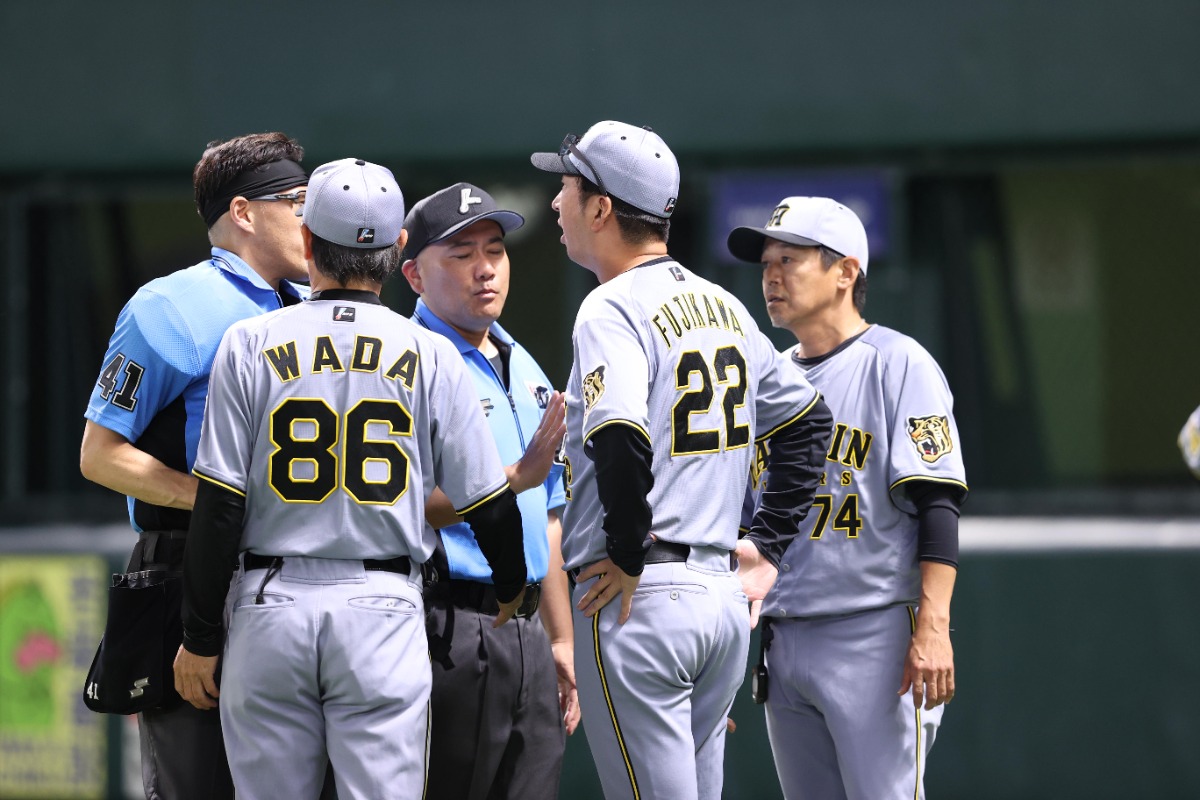 審判に異議を唱える阪神・藤川球児監督【写真：栗木一考】