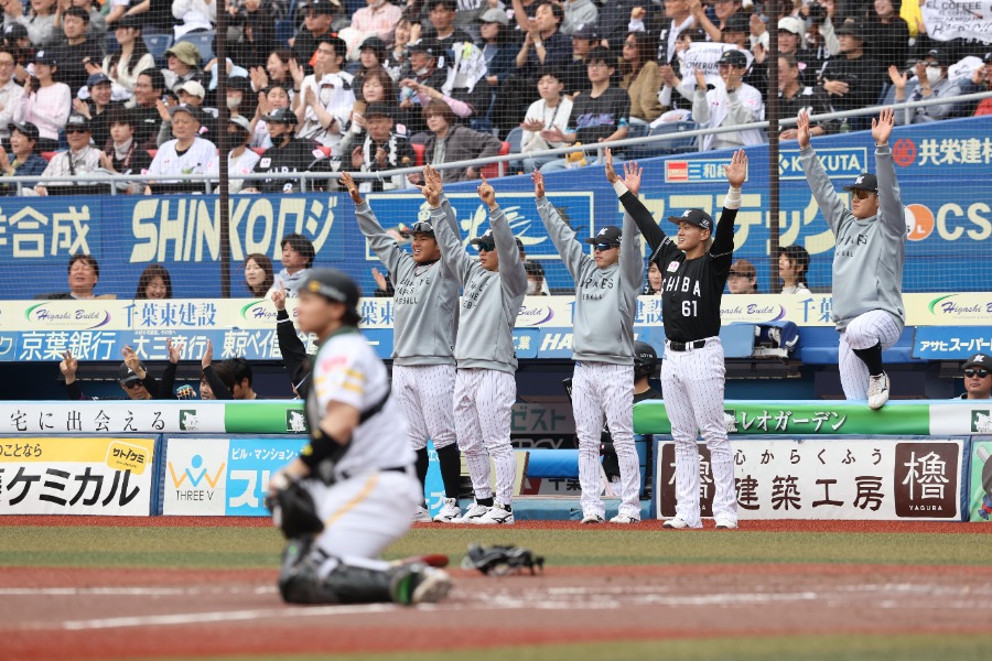 小、中、高校生合計50,000人に内野指定席の無料招待券を寄贈すると発表