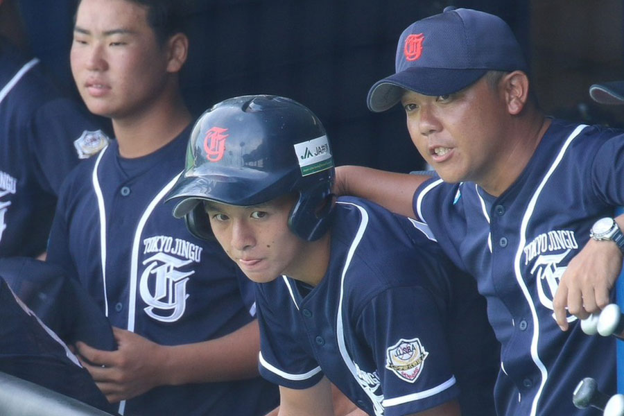 東京神宮シニアでコーチを務める新田玄気氏(右)【写真:本人提供】
