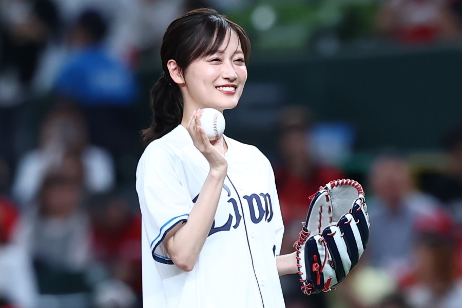 セレモニアルピッチに登場した山下美月さん【写真:加治屋友輝】