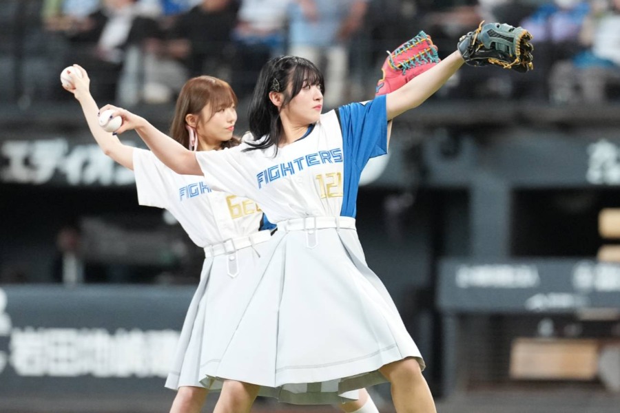 始球式に登場した声優の進藤あまねさん（手前）と三宅美羽さん【写真：井上学】