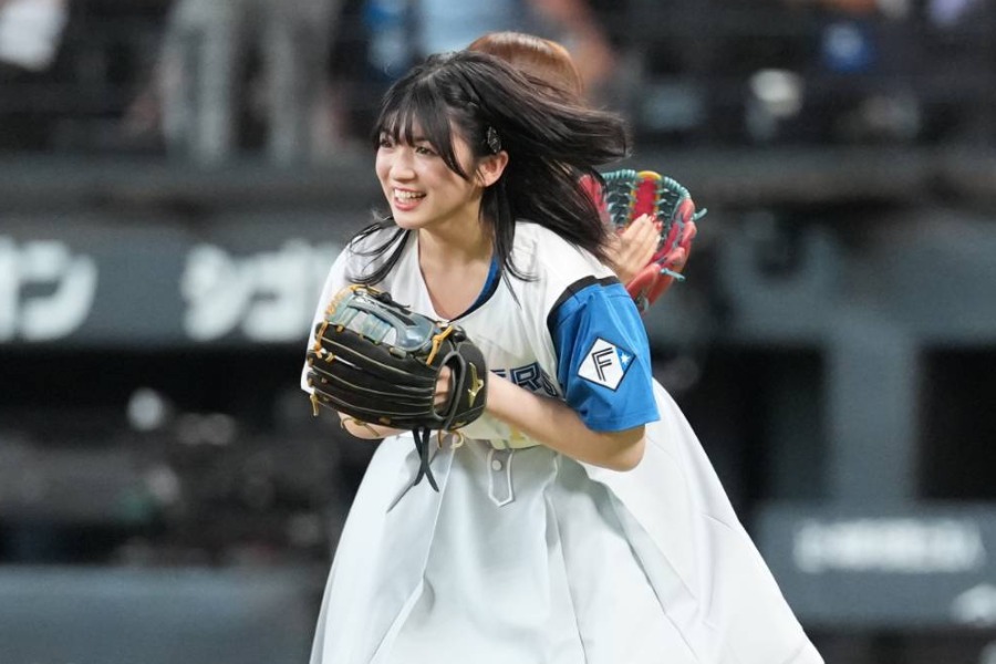 始球式に人気声優の三宅美羽さんと進藤あまねさんが登場した【写真:井上学】