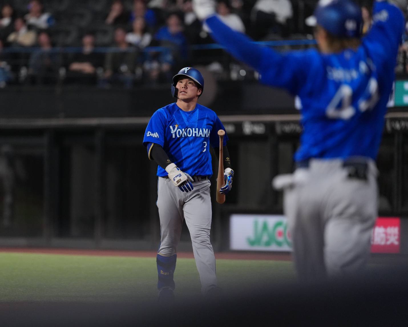 空振り三振に倒れるDeNA・小田康一郎【写真：井上学】