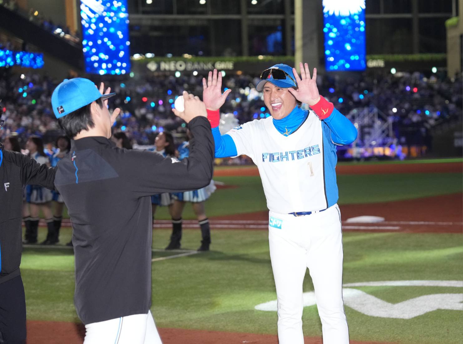 7連勝でハイタッチする日本ハム・新庄監督【写真：井上学】