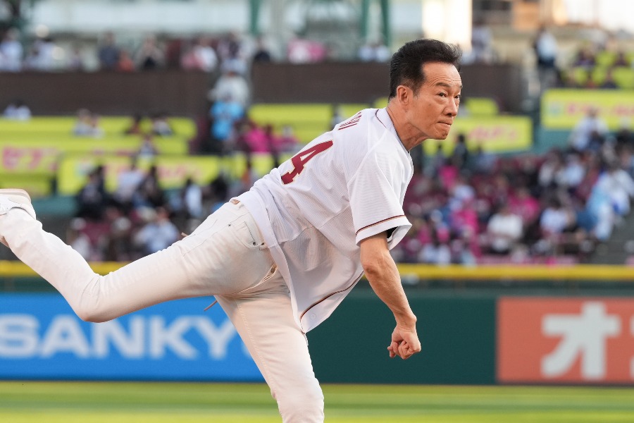 セレモニアルピッチを行った田原俊彦さん【写真：球団提供】